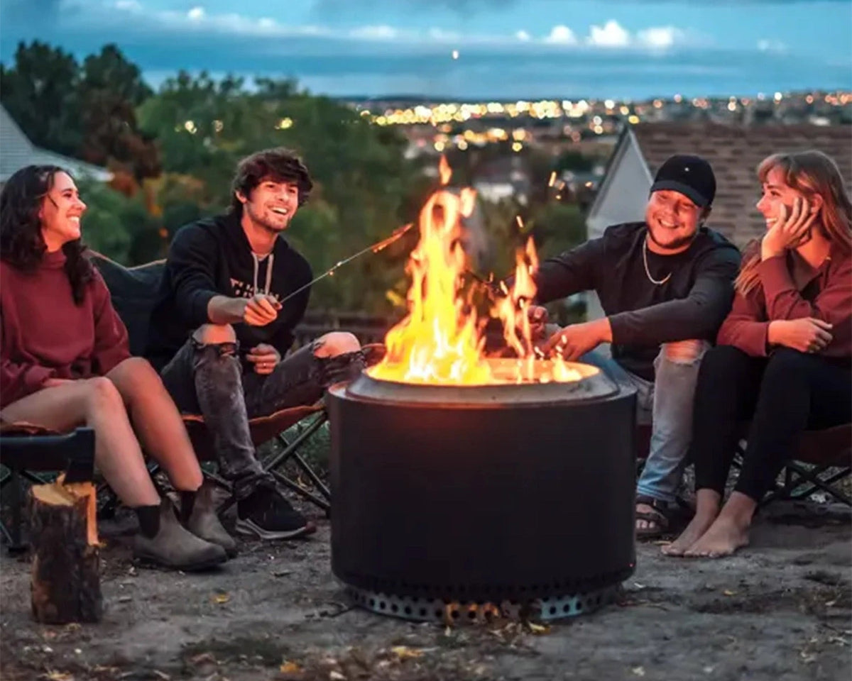 Solo Stove Yukon Black bålsted i hyggelige udendørs omgivelser
