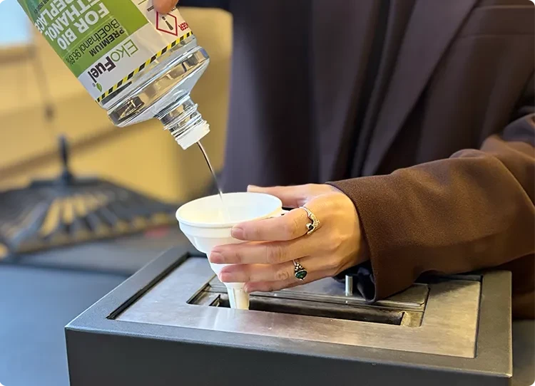 påfyldning af bioethanol-brændstof med tragt