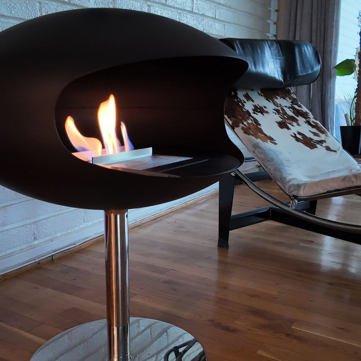 Cocoon Pedestal med stålfod - Sort