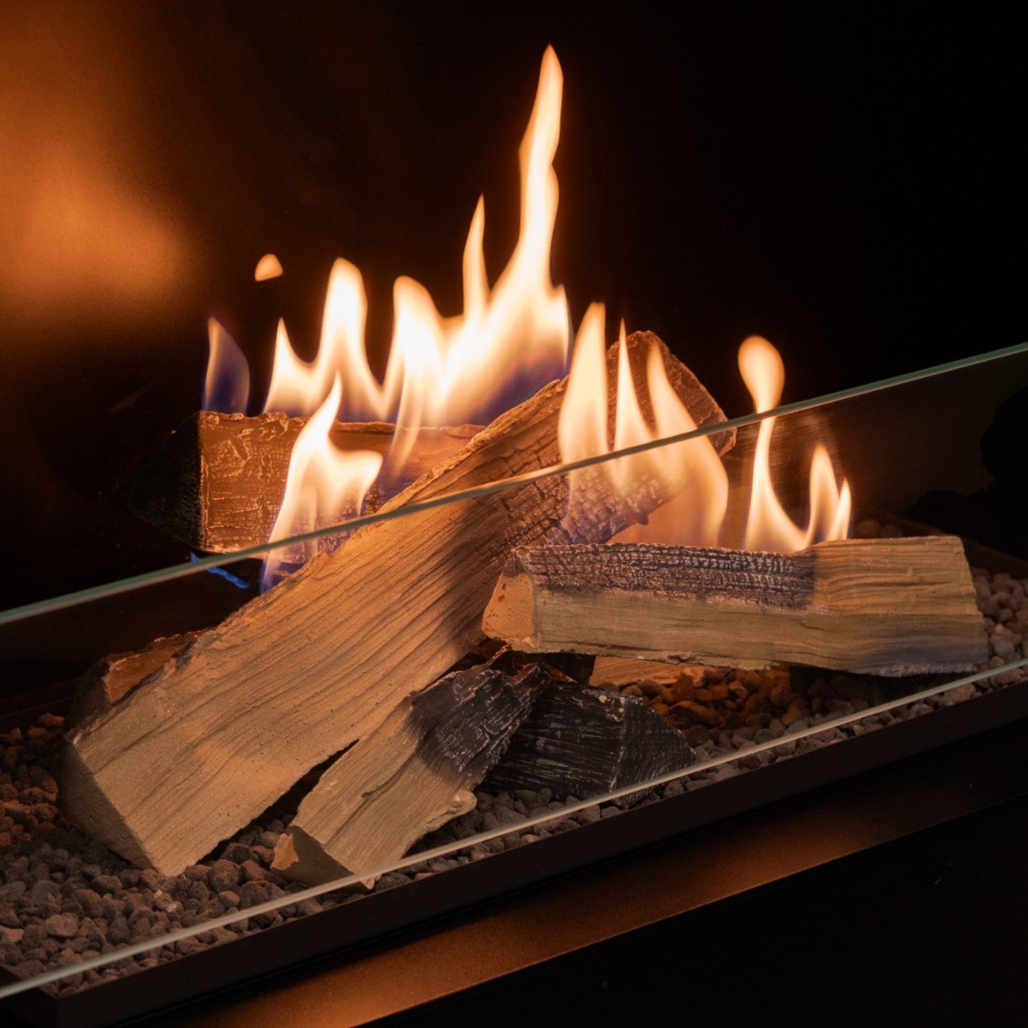 Planika FLA4 990 Logs – Fjernbetjent bioethanolbrænder med realistiske flammeeffekter og dekorative brændestykker